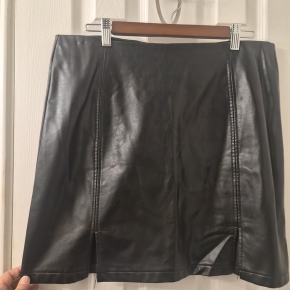 Sleek Black Mini Skirt - Picture 5 of 11